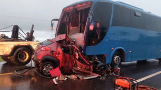 Colisão entre carro e ônibus mata quatro pessoas da mesma família