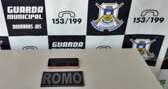 Adolescentes de 14 e 15 anos usam tronco de árvore para arrombar porta e furtar celular