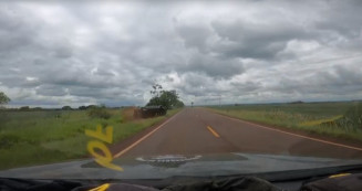 Vídeo: Traficante tenta fugir da polícia e capota caminhonete com drogas