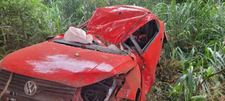 Motorista morre ao sair da pista e bater contra árvore na BR-262