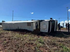 Motorista tomba carga de frango na MS-134