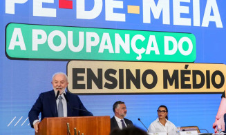 Alunos de baixa renda do ensino médio público vão receber R$ 2 mil por ano