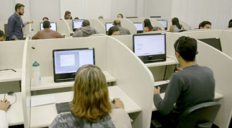 Taxa de desemprego cai 7,8% em 2023, e carteira assinada bate recorde no quarto trimestre