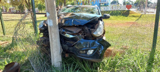 Motorista bêbado sobe em canteiro na Marcelino, derruba coqueiros e só para ao bater no poste em parque