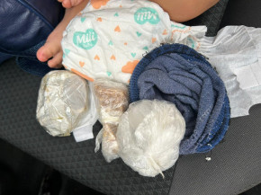 Polícia apreende crack e cocaína escondida em fralda