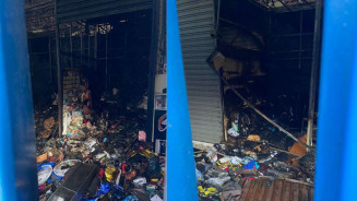 Incêndio destrói camelódromos e explosão de celular na tomada pode ter provocado chamas
