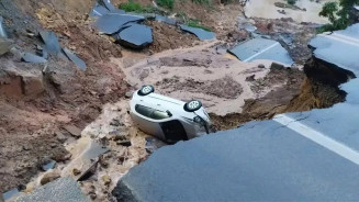 Chuvas abrem cratera e interditam trecho de estrada em Santa Catarina