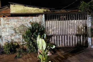 Esposa descobre traição e coloca fogo em casa com marido dentro