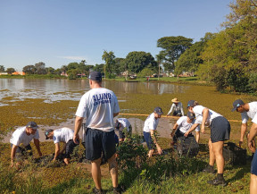 Mutirão faz limpeza de plantas aquáticas no Parque Antenor Martins