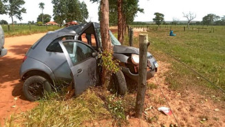 Homem sobrevive a grave acidente após bater carro em árvore