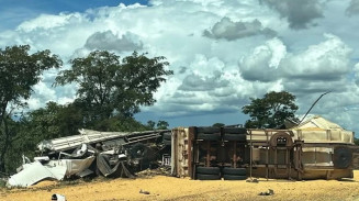 Colisão entre carretas deixa um morto na BR-267