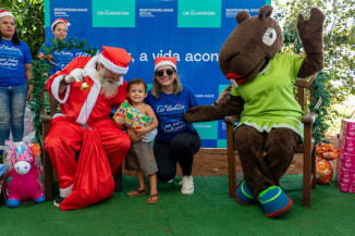 Ação de Natal: voluntários da Águas Guariroba entregam presentes de cartas adotadas