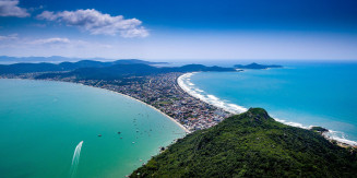 Destino paradisíaco de SC tem concurso público com 72 vagas e salários de até R$ 21 mil