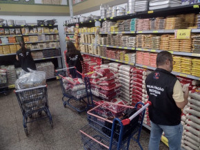 Procon faz varredura no comércio para fiscalizar validade de produtos