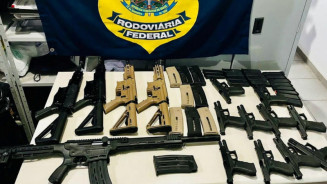Mulher é presa transportando fuzis, pistolas e espingarda