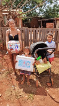 Grupo 'Chamados para servir' distribui chocolate e alimentos