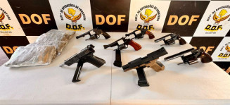 Mulher é presa com armas e drogas camuflados por baixo da roupa