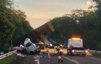 Acidente entre duas carretas e um carro deixa 5 mortes na BR-163
