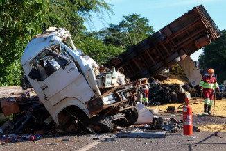 Identificado casal esmagado em acidente envolvendo carretas e com cinco mortes