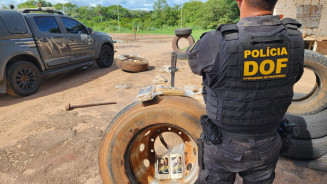 Policiais apreendem carga milionária de cocaína em pneus de caminhão