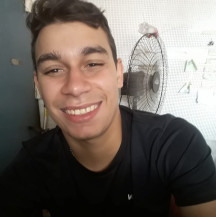 Jovem morre após bater moto na traseira de caminhonete