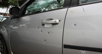 Jovem sofre atentado e tem carro alvejado com 8 tiros na Capital