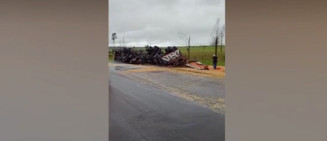 Caminhão com soja tomba em pista irregular da BR-376 em Deodápolis