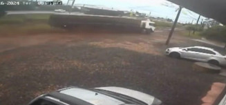 Carreta desgovernada na BR-163 invade casa no Parque das Nações