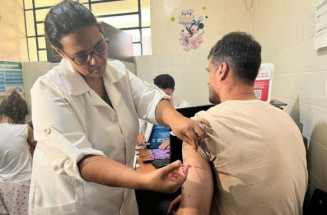 Na tentativa de vacinar 100 mil pessoas até dia 30, doses são aplicadas até em mercado