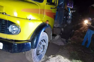 Homem pula de caminhão em movimento e morre atropelado