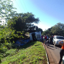 Carreta com carga de cerveja tomba em Dourados