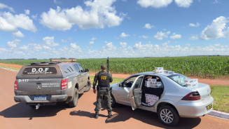 DOF apreende carro carregado com pneus e cigarros contrabandeados em Maracaju