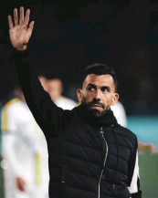 Tévez sente dores no peito e é internado em hospital na Argentina
