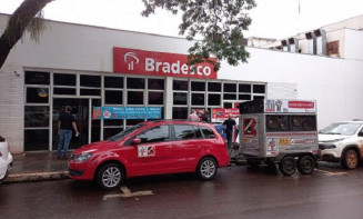 Bancários fazem protesto contra fechamento de agência em Dourados