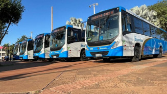 Em entrega de novos ônibus, prefeito garante que passagem mantém R$ 3,25