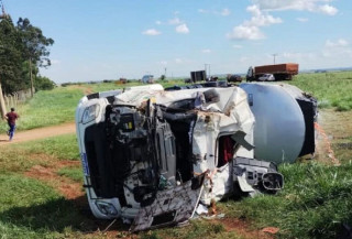 Caminhão com combustível tomba em rotatória da BR-060 e motorista fica ferido