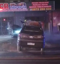 Polícia procura por homem suspeito de incendiar picape na fronteira