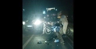 Motociclista bate em carreta na BR-463 e tem perna esmagada