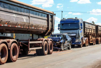 Caminhonete fica prensada entre duas carretas em acidente na BR-262