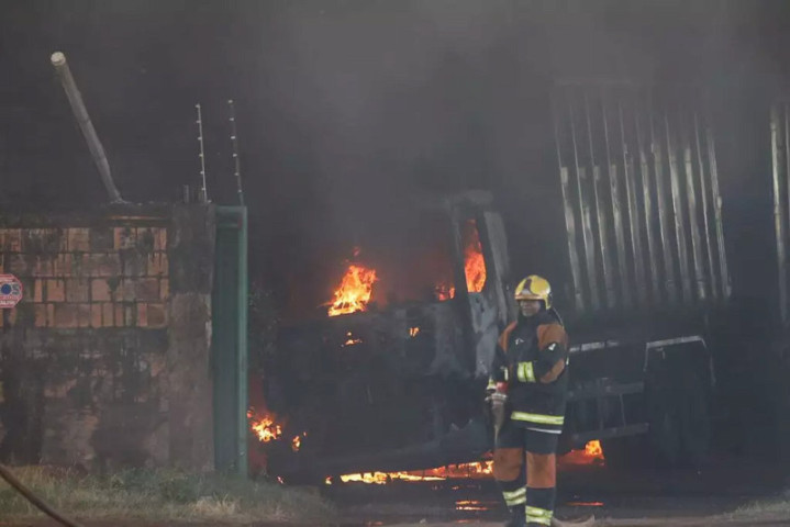 Um dos caminhões atingidos por fogo em depósito. (Foto: Henrique Kawaminami) - CREDITO: CAMPO GRANDE NEWS