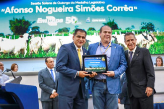 Em homenagem aos 50 anos da Embrapa, presidente Marcelo Bertoni recebe medalha na Câmara Municipal de Campo Grande