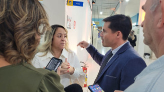 Deputada Lia e vereador Diogo Castilho durante sessão na Câmara nesta segunda-feira