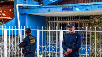 Equipes do Gaeco em frente à FFMS (Alicce Rodrigues, Jornal Midiamax)