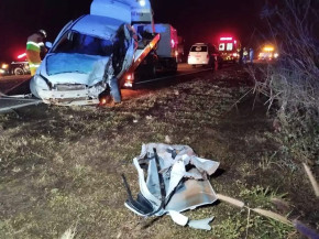 Carro destruído após acidente em rodovia. (Foto: Sidney Assis)