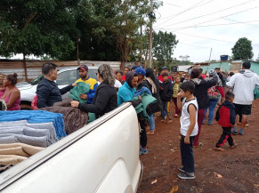 Rotary Água Boa distribui mantas de frio com renda da Peixada Beneficente