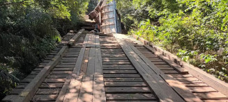 Ponte de madeira quebra e carreta lotada de soja desaba