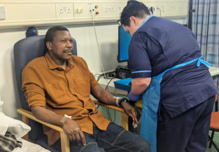 Homem recebe 1ª dose de vacina para câncer de intestino
