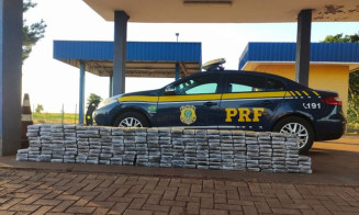 PRF apreende 246 Kg de cocaína em reboque de caminhonete Hilux