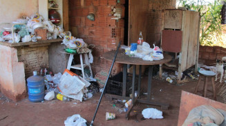 Homem preso suspeito de manter idosa em local insalubre vai passar por audiência de custódia