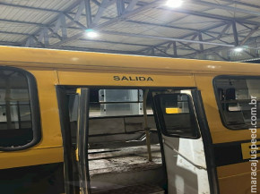 Falso ônibus escolar com letreiro em espanhol é apreendido com assoalho cheio de maconha